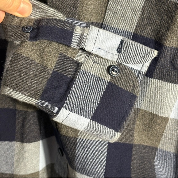 UNTUCKit size medium 100% cotton flannel, blue,‎ gray, soft - Picture 7 of 9